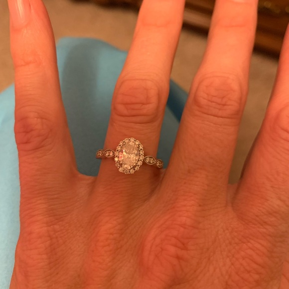 Engagement ring - Picture 4 of 7